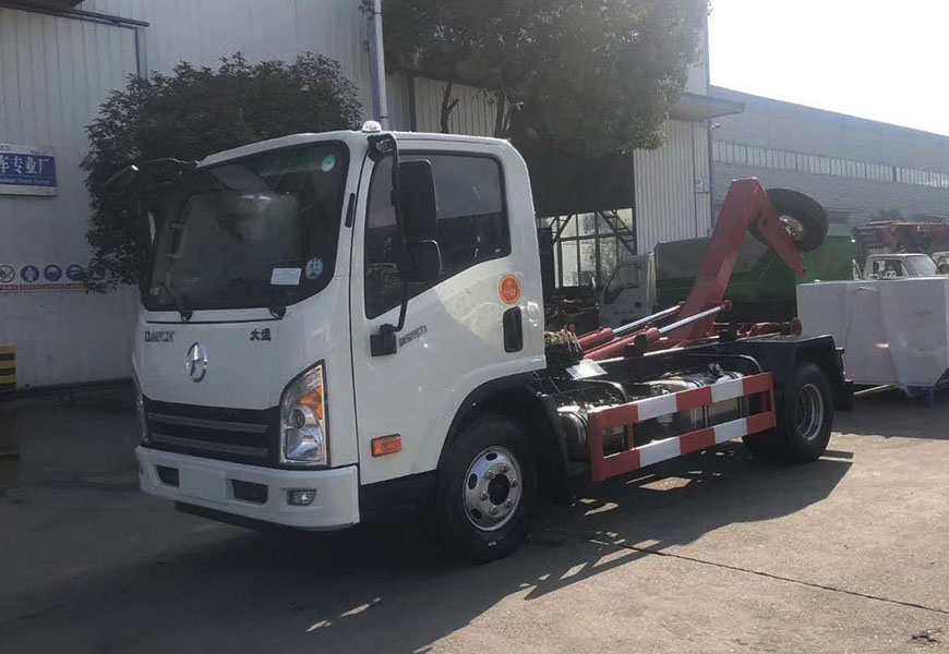 大運(yùn)藍(lán)牌6方勾臂垃圾車(chē)