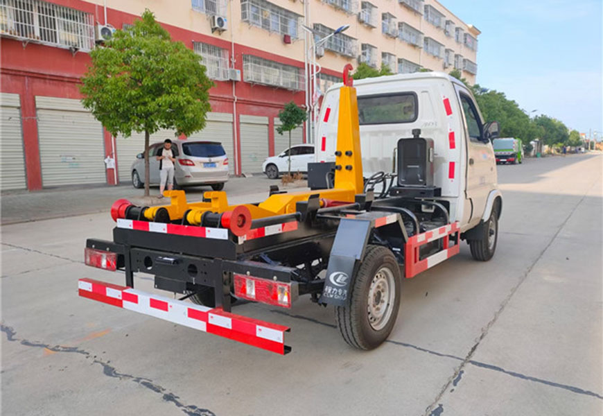 昌河3方拉臂式垃圾車(chē)后方位圖