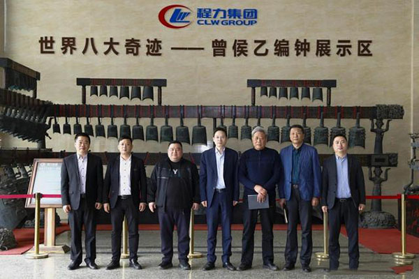 在程力汽車集團(tuán)總部迎賓大廳，雙方代表觀摩世界八大奇跡編鐘后合影紀(jì)念