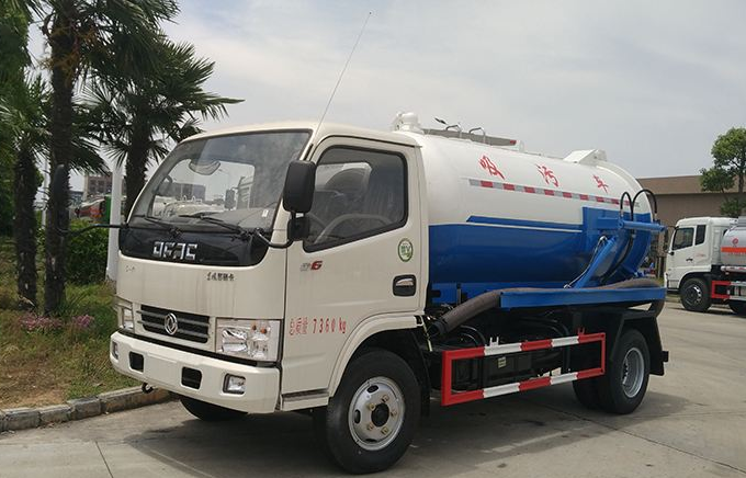 成都客戶文先生不遠(yuǎn)千里在我程力集團(tuán)訂購(gòu)東風(fēng)小多利卡吸污車