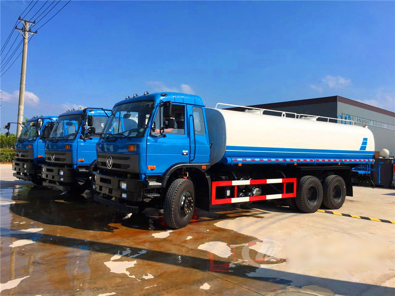 云南客戶批量訂購的湖北程力東風(fēng)后雙橋灑水車